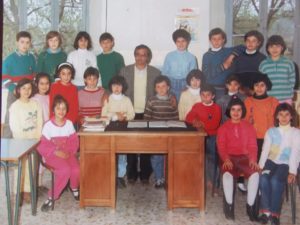 La mia classe con il maestro. Io sono la quarta da sinistra, in piedi, con il maglione a righe bianche e rosse 