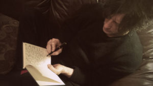 N. Gaiman scrive spesso a mano con penne stilografiche